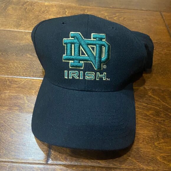 Lids Zephyr Notre Dame NCAA Embroidered Fitted Cap Black Green Men's 7 3/8 - Picture 3 of 7